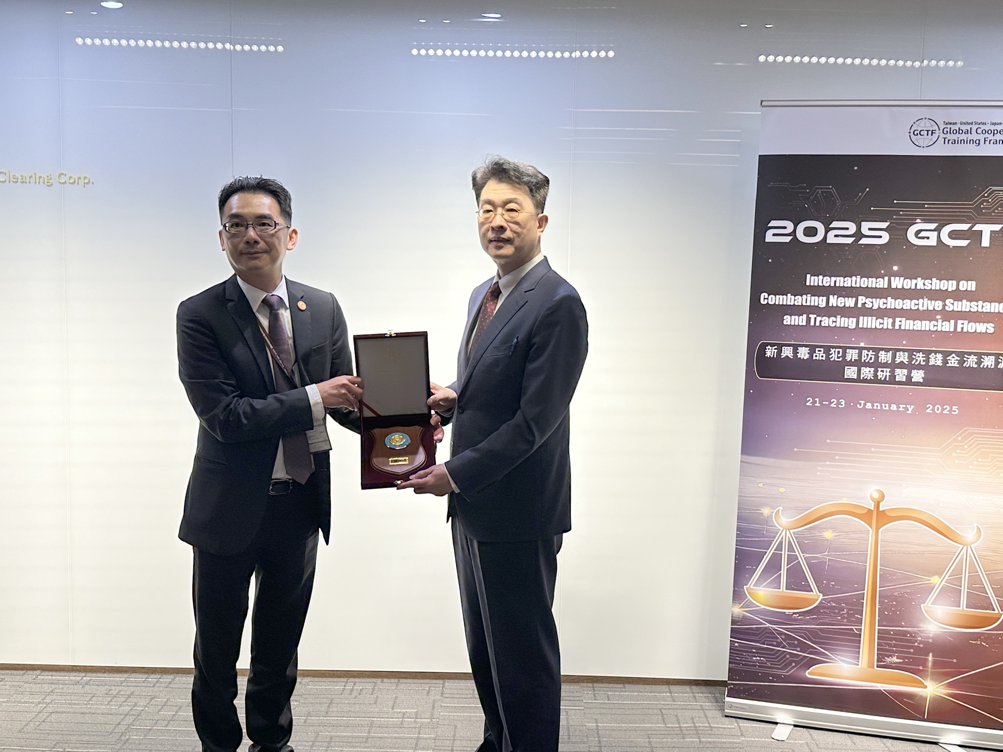 GCTF 2025國際研習營參訪集保結算所，法務部調查局科長羅益培(左)與集保結算所總經理陳德鄉合影。